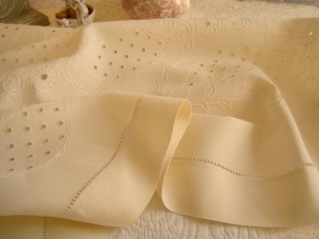 Très belle nappe de réception en lin brodée de médaillons et de marguerites