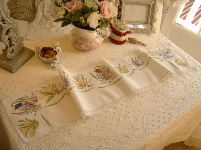 Charmant dessus de buffet en broderie avec papillons et crocus & dentelle