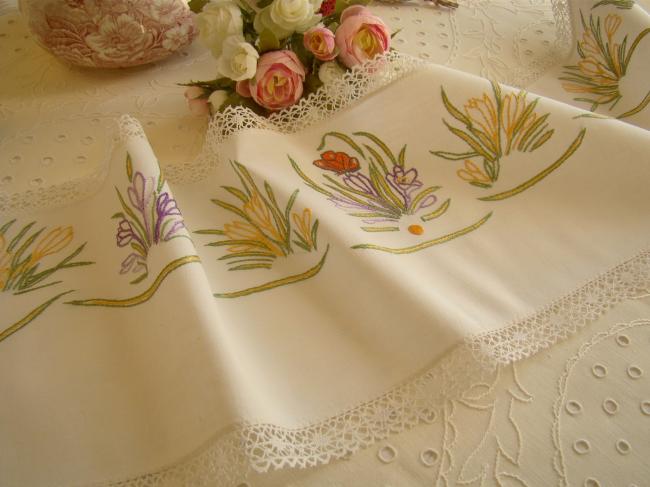 Charmant dessus de buffet en broderie avec papillons et crocus & dentelle