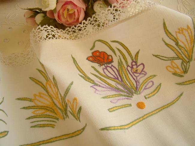 Charmant dessus de buffet en broderie avec papillons et crocus & dentelle