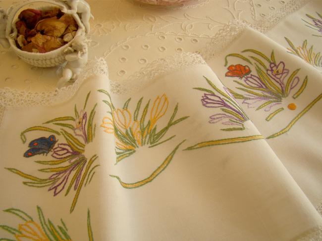 Charmant dessus de buffet en broderie avec papillons et crocus & dentelle