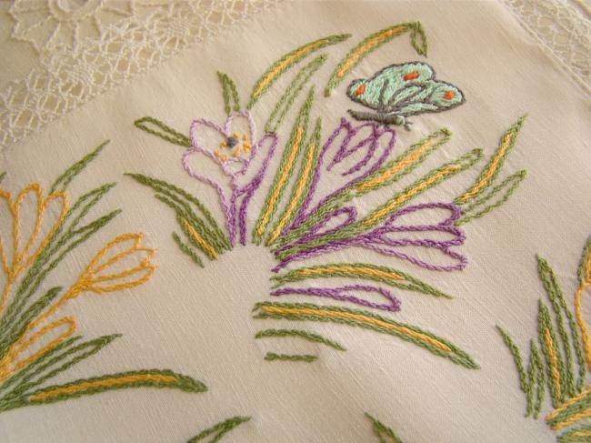 Charmant dessus de buffet en broderie avec papillons et crocus & dentelle