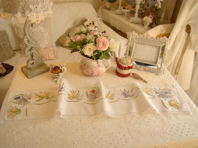 Charmant dessus de buffet en broderie avec papillons et crocus & dentelle