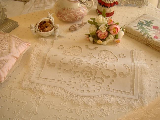 Fabuleux dessus de coussin brodé à la Richelieu, dentelle de fuseaux 1900