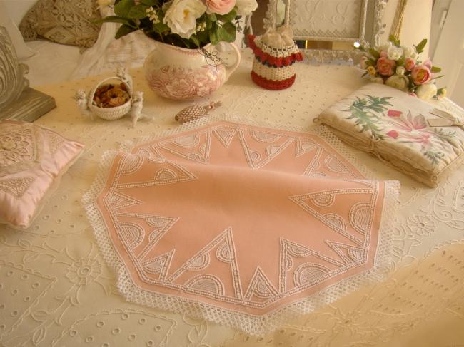 Adorable centre de table octogonal en lin rose brodé avec gracieuse dentelle 