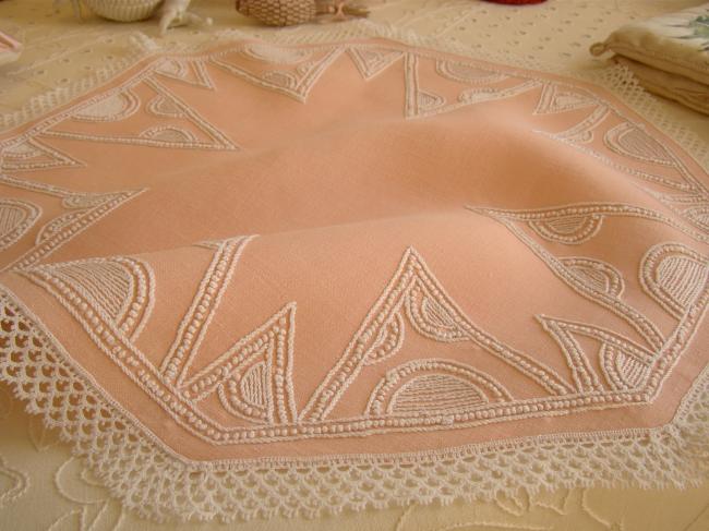 Adorable centre de table octogonal en lin rose brodé avec gracieuse dentelle 