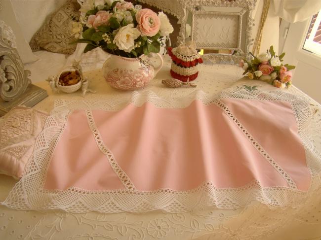 Joli dessus de desserte rose avec gracieuse dentelle blanche