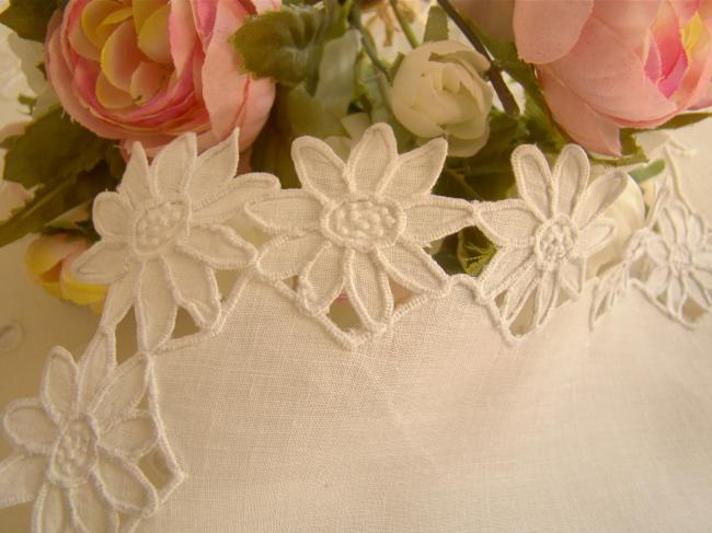 Romantique napperon en linon avec broderie blanche de marguerites