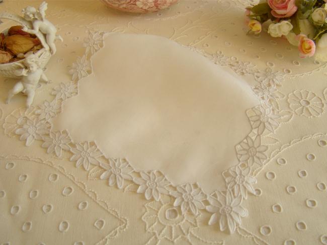 Romantique napperon en linon avec broderie blanche de marguerites