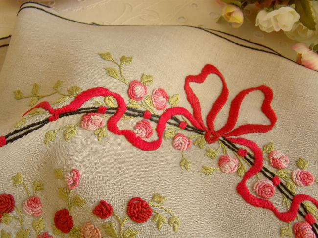 Très beau dessus de coussin brodé d'un panier de roses avec un gros noeud