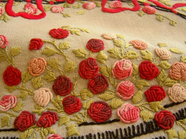 Très beau dessus de coussin brodé d'un panier de roses avec un gros noeud