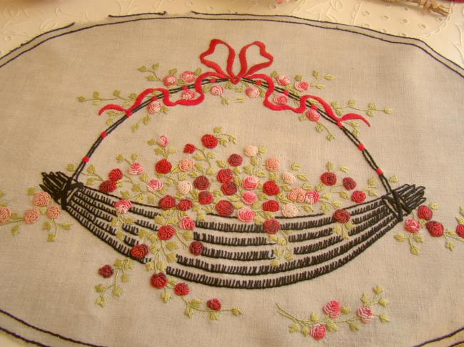 Très beau dessus de coussin brodé d'un panier de roses avec un gros noeud