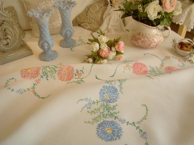 Romantique petite nappe en lin brodée de fleurs pompons rose et bleu