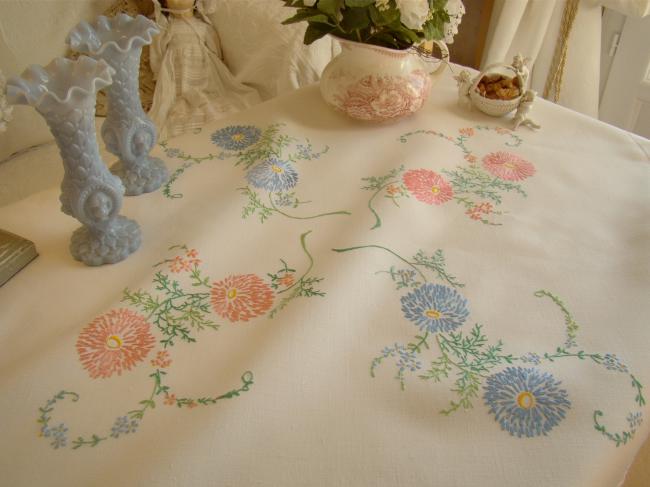 Romantique petite nappe en lin brodée de fleurs pompons rose et bleu