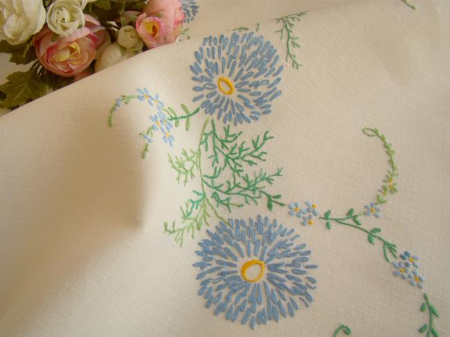 Romantique petite nappe en lin brodée de fleurs pompons rose et bleu