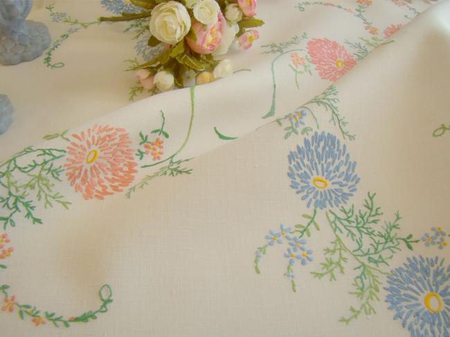 Romantique petite nappe en lin brodée de fleurs pompons rose et bleu