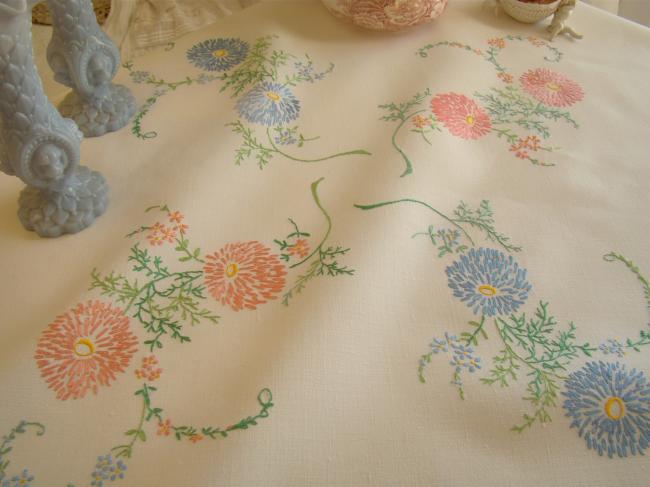 Romantique petite nappe en lin brodée de fleurs pompons rose et bleu