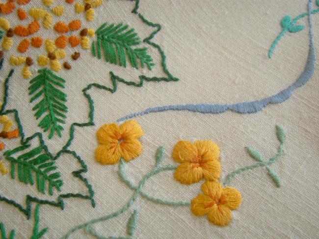 Jolie petite nappe en lin brodée de mimosa stylisé et boutons d'or