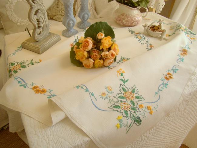 Jolie petite nappe en lin brodée de mimosa stylisé et boutons d'or