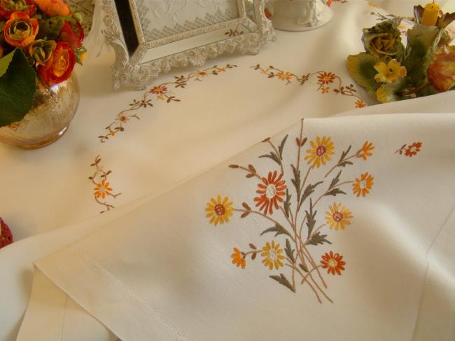 Très jolie nappe en lin brodée de bouquets de marguerites d'automne