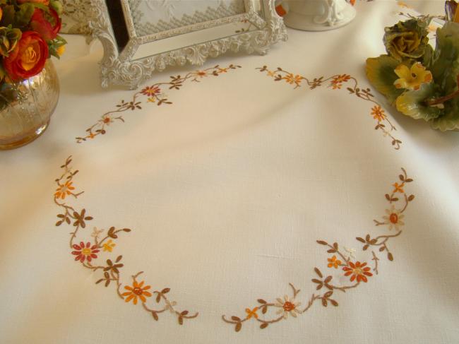 Très jolie nappe en lin brodée de bouquets de marguerites d'automne