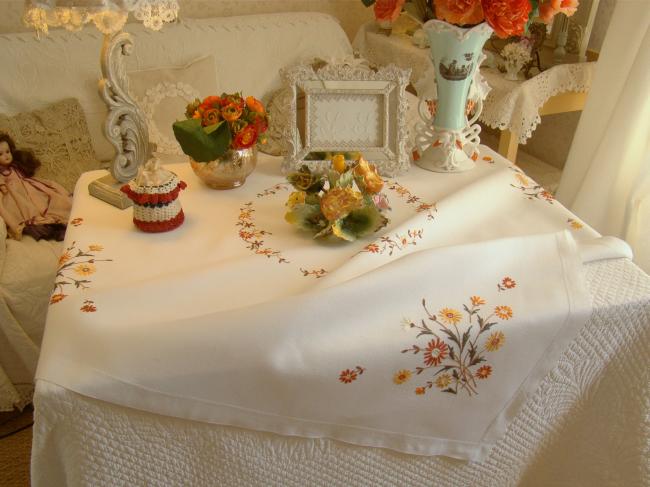 Très jolie nappe en lin brodée de bouquets de marguerites d'automne