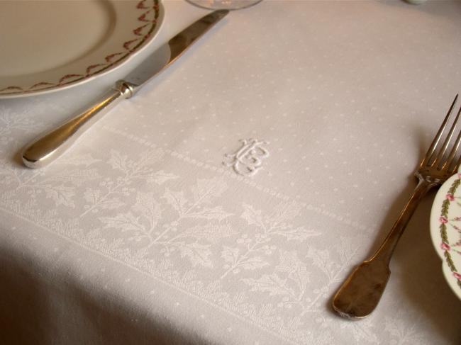 Merveilleuse nappe de Noël en damassé de feuilles de houx, monogramme LC