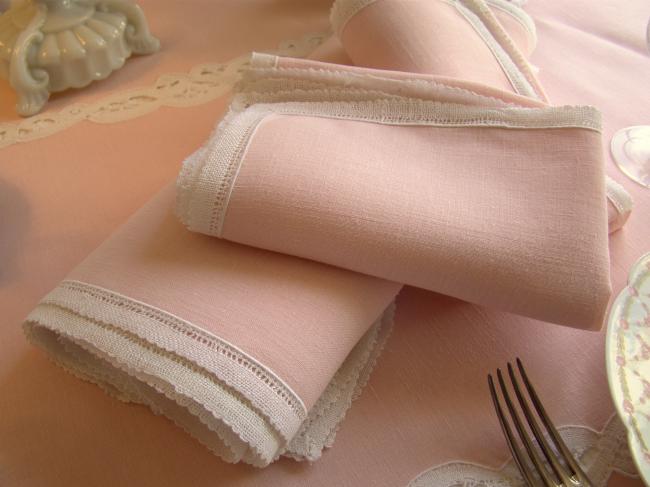 Superbe service de table en fil de lin rose et dentelle aux fuseaux