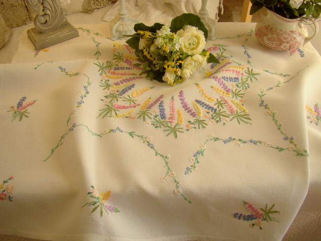 Enchanting small tablecloth with hand-embroidered flowers