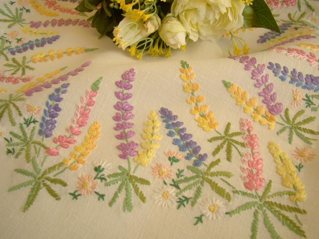 Merveilleuse surnappe brodée d'une couronne de Lupins et petites fleurs