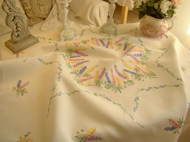 Enchanting small tablecloth with hand-embroidered flowers