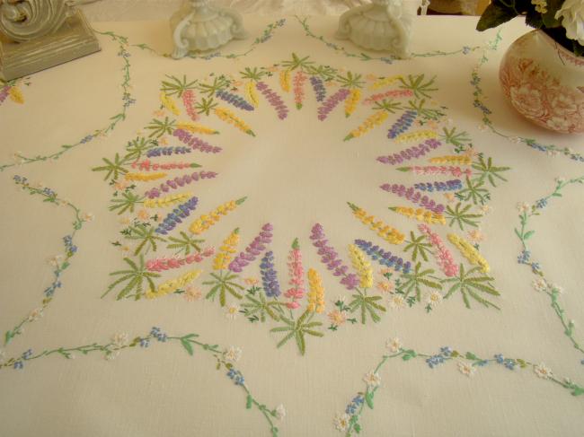 Enchanting small tablecloth with hand-embroidered flowers