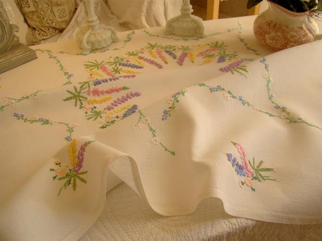 Enchanting small tablecloth with hand-embroidered flowers