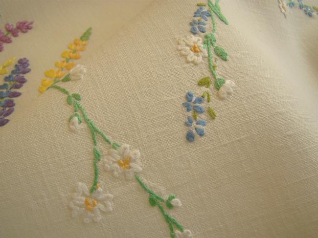 Enchanting small tablecloth with hand-embroidered flowers