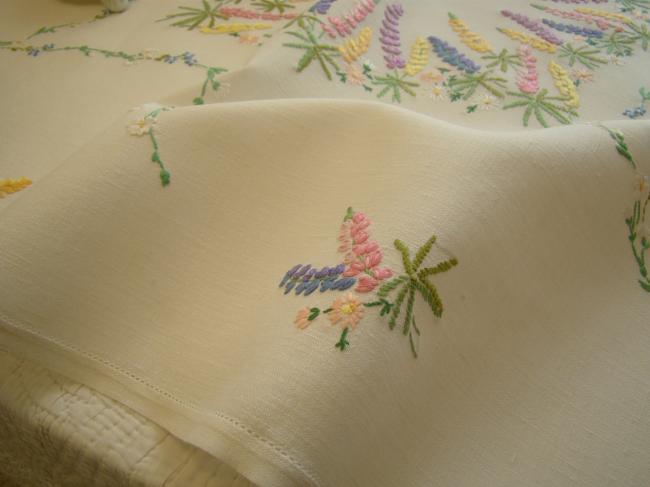 Enchanting small tablecloth with hand-embroidered flowers