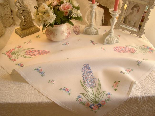 Romantique petite nappe en lin, brodée de jacinthes et petites fleurs