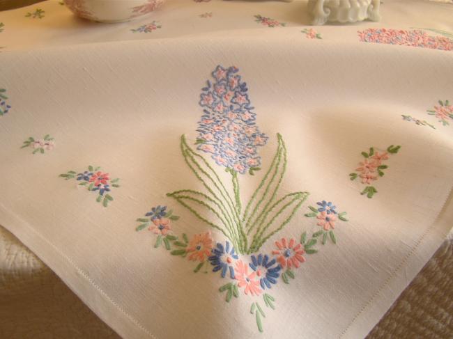 Romantique petite nappe en lin, brodée de jacinthes et petites fleurs