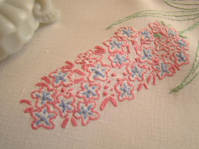 Romantique petite nappe en lin, brodée de jacinthes et petites fleurs