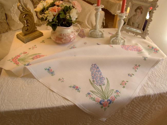 Romantique petite nappe en lin, brodée de jacinthes et petites fleurs