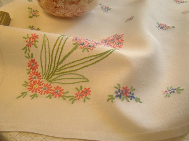 Romantique petite nappe en lin, brodée de jacinthes et petites fleurs