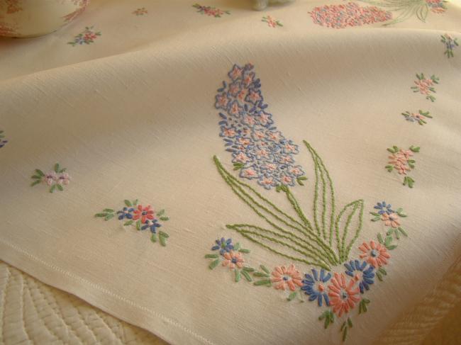 Romantique petite nappe en lin, brodée de jacinthes et petites fleurs