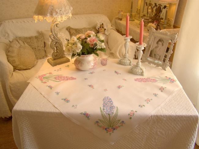Romantique petite nappe en lin, brodée de jacinthes et petites fleurs