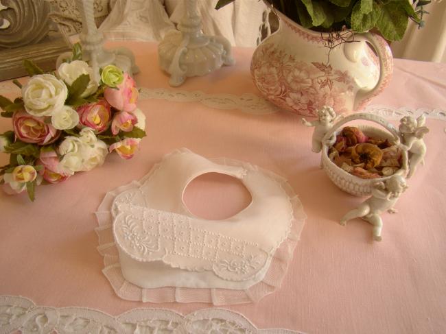 Joli bavoir de bébé en linon rose très pâle brodé de fleurs et dentelle