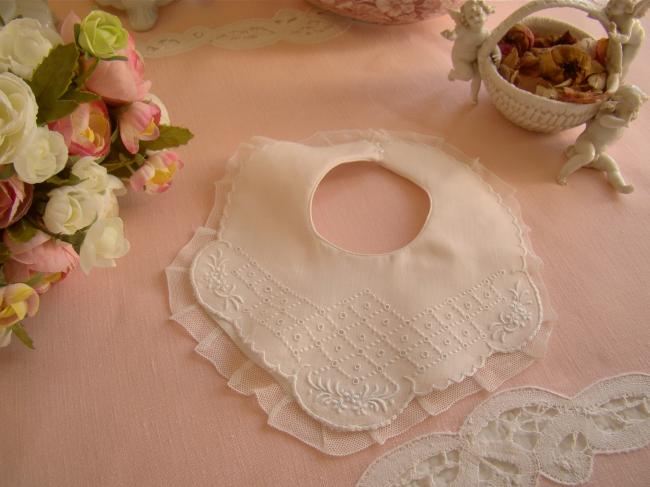 Joli bavoir de bébé en linon rose très pâle brodé de fleurs et dentelle