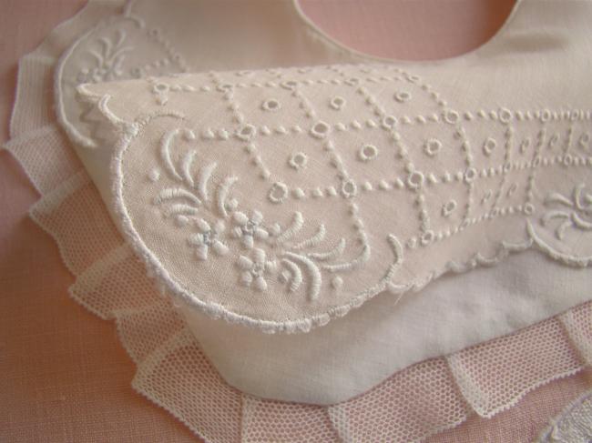 Joli bavoir de bébé en linon rose très pâle brodé de fleurs et dentelle