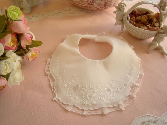 Adorable bavoir de bébé en linon blanc brodé de fleurs et dentelle