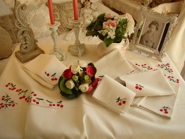 Très beau service de table en lin brodé de cerises, jamais utilisé 1950