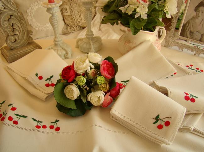 Très beau service de table en lin brodé de cerises, jamais utilisé 1950