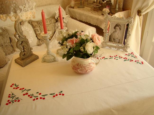 Très beau service de table en lin brodé de cerises, jamais utilisé 1950