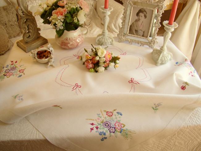 Romantique petite nappe en lin brodée de bouquets et guirlande de petits noeuds